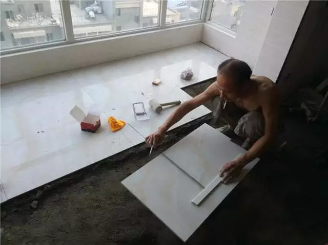 先封阳台还是先铺砖？很多人给搞反了