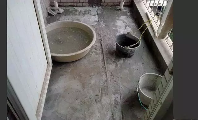 先封阳台还是先铺砖？很多人给搞反了